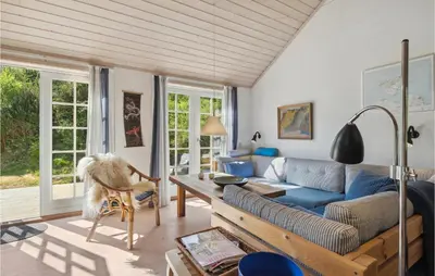 a living room with a blue couch and a table at Stunning Home In Fur With Wifi in Fur
