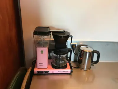 a pink blender sitting on top of a counter at Holstebro Sky Studio in Holstebro