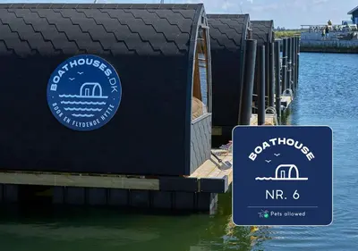 a sign on a dock next to a body of water at Boathouses dk - Besøg os direkte på hjemmesiden in Vinderup