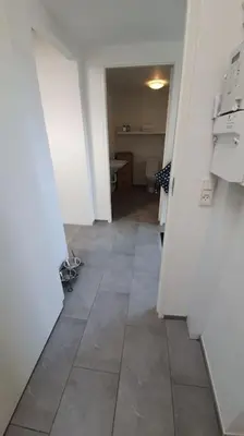 a hallway of a room with a tile floor at Centralt by hus Blokhus-Hune til 10 pers privat Gårdhave in Blokhus