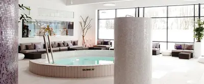 a lobby with a tub in the middle of a room at Hyggeligt golfhus i Himmerland in Farsø