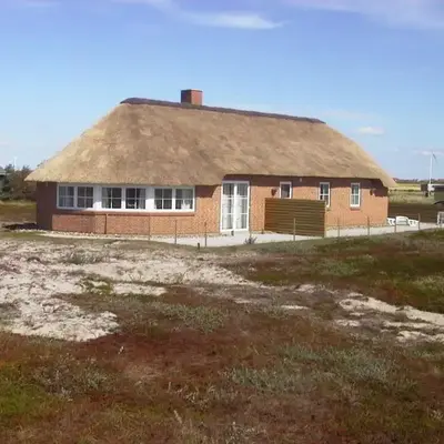 Cottage with wood-burning stove by the sea - SJ760
