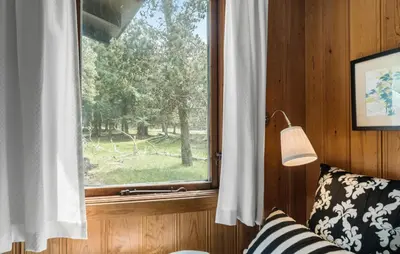 a window with a view of a field at Røgegård Hjortehytten in Fjerritslev