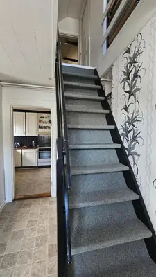 a staircase leading to a kitchen with a kitchenasteryasteryasteryasteryasteryasteryastery at Billig overnatning tæt på badestrand og jesperhus in Roslev