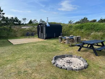 a black trailer with a picnic table and a picnic bench at Stone MT Garden Pod in Snedsted