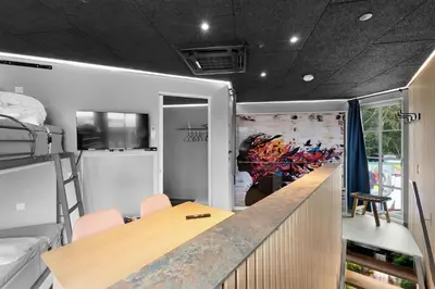 a room with a bar in a dorm room at Funart 5 in Pandrup