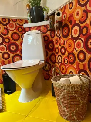 a bathroom with a toilet and a yellow floor at En SMUK og CHARMERENDE OASE meget tæt på centrum! in Holstebro