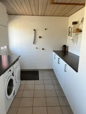 a laundry room with a washer and dryer at Dejlig og hyggelig hus i Thyborøn in Thyborøn