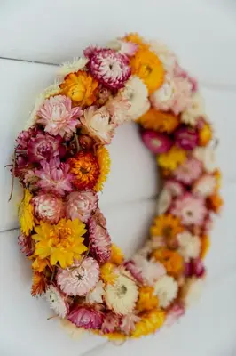 a wreath of flowers is on a table at Grandma's House By Limfjord And Fur in Roslev