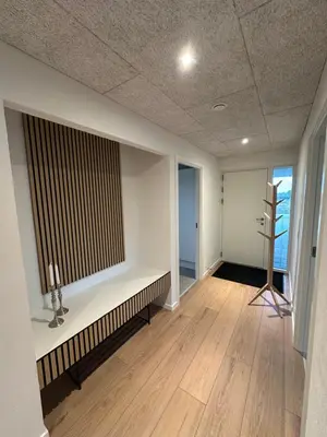 an empty room with a bench and a window at Moderne nybygget in Holstebro