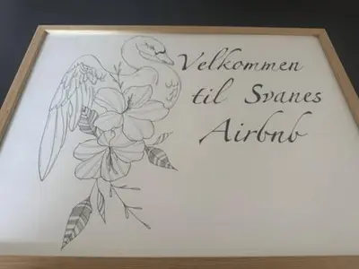 a drawing of a bird and flowers in a picture at Svane's Air-bnb in Nykøbing Mors