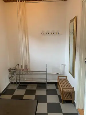 a room with a bench and a mirror on the wall at Townhouse centrally located close to Jesperhus in Nykøbing Mors