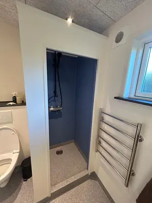 a bathroom with a toilet and a window at Nyrenoveret,hyggeligt og centralt hus in Holstebro
