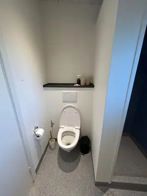 a small bathroom with a toilet in a stall at Nyrenoveret,hyggeligt og centralt hus in Holstebro