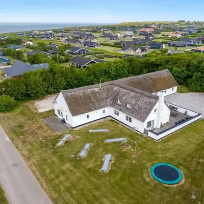 Large Pool House For 24 People
