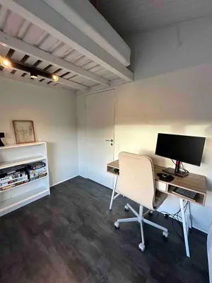 an office with a desk with a computer and a chair at Sjarmerende og hyggelig lite hjem in Holstebro