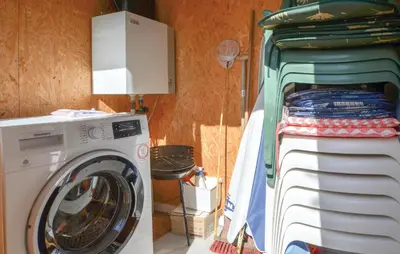 a room with a washing machine and a washer at 2 Bedroom Pet Friendly Home In Thisted in Thisted