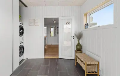 a hallway with a washer and dryer in a house at 3 Bedroom Nice Home In Harboøre in Harboør