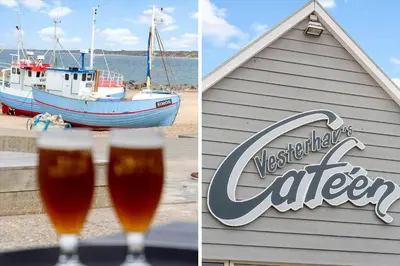 two glasses of beer in front of a boat at 792-Thisted-Havstokken-22-1 in Thisted