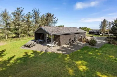 an overhead view of a small house with a yard at 406-Vestervig-Bekkasinvej-6 in Vestervig