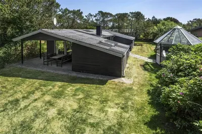 an overhead view of a small cabin in a yard at 982-Thisted-Clemmessti-16 in Torsted