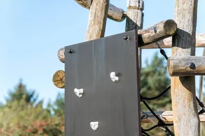 a black sign on a wooden pole with a chain at 417-Vestervig-Havnevej-1-lejl-17 in Vestervig