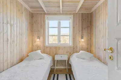 two beds in a small room with a window at LK322-Lokken-Ornegaardsvej-27 in Løkken