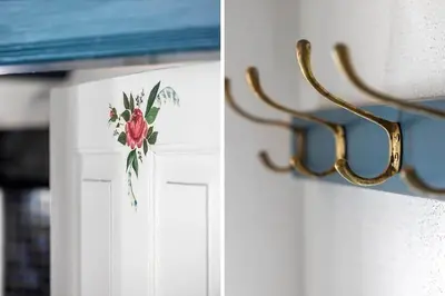 a pair of hangers with a painting of flowers on a wall at BL1249-Pandrup-Rodhus-Klitvej-80 in Pandrup