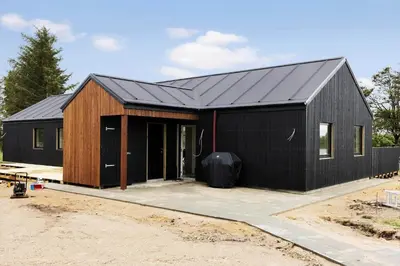 a black house is being constructed at BL1108-Saltum-Vesterhavs-Sletten-45 in Saltum