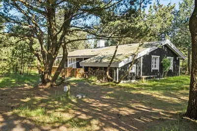 an old barn with a tree in front of it at LF722-Hurup-Thy-Haettemagevej-22 in Sindrup