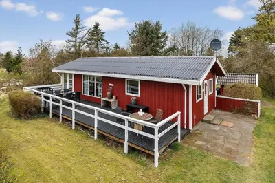 a red tiny house with a large porch at LF16106-Logstor-Kammasvej-30 in Løgstør