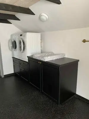 a laundry room with a washer and a washing machine at Købmandsgården i Blære in Års