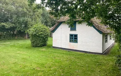 a white house with a thatched roof in a yard at Gorgeous Home In Vemb With Wifi in Vemb
