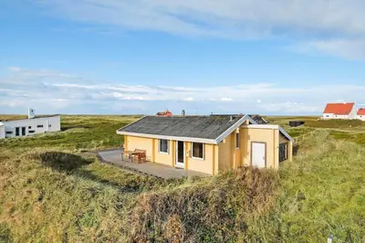 a small yellow house in the middle of a field at JB356-Frostrup-Horsbakkevej-6 in Frøstrup