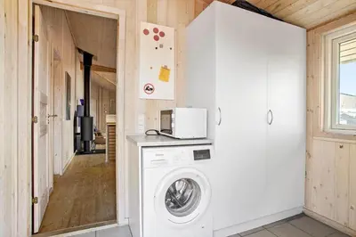 a laundry room with a washing machine and a microwave at JB340-Frostrup-Krinkelkrogen-14 in Frøstrup