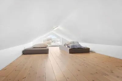 two beds in a room with white walls and wooden floors at JB302-Fjerritslev-Slettestrandvej-134-lejl-6 in Fjerritslev