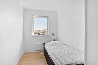 a white room with a bed and a window at JB140-Frostrup-Svenstibakkevej-68 in Frøstrup