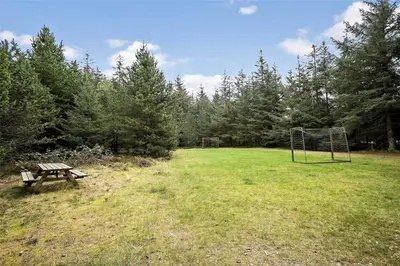 a picnic table and a goal in a field at JB158-Fjerritslev-Lynghojsletten-27 in Fjerritslev