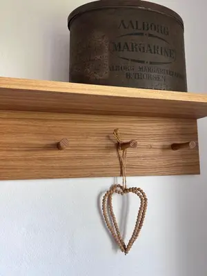 a wooden shelf with a heart hanging on it at Udsigtsvilla Tambohus in Thyholm