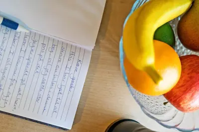 a book with a note next to a bowl of fruit at G186-Lemvig-Vinkelhagevej-186 in Lemvig