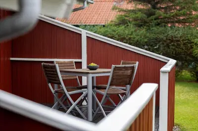 a table and chairs on the back of a fence at LK2201-Lokken-Kristavej-45 in Grønhøj