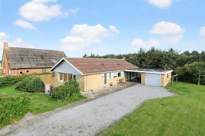an image of a house with a driveway at 139-Vestervig-Svanholmvej-9 in Agger