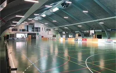 an empty gymnasium with a basketball court at Klitrosen in Harboør