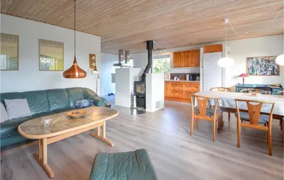 a living room with a green couch and a table at 3 Bedroom Cozy Home In Fur in Fur