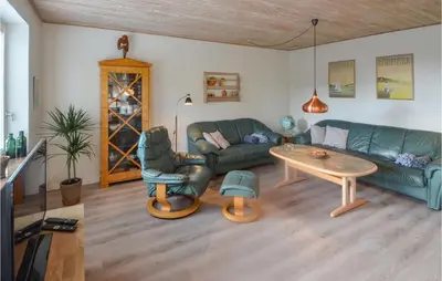 a living room with a green couch and a table at 3 Bedroom Cozy Home In Fur in Fur
