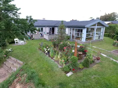 a house with a garden with flowers in the yard at Enkeltværelse in Vestervig