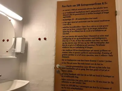 a sign on a door in a bathroom at Roslev Hus in Roslev