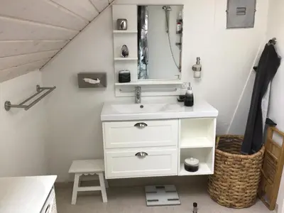 a bathroom with a sink and a mirror at Vejlen Bed & Kitchen in Vadum