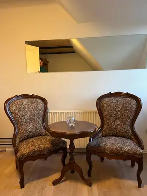 two chairs and a table with a table and two chairs at Kallerup Hgård in Thisted