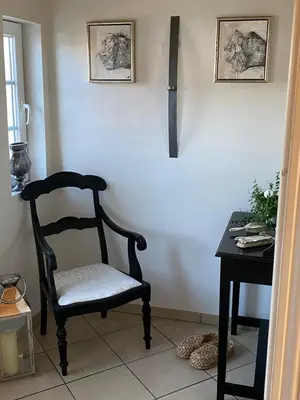 a black chair sitting in a room with a table at A Vesterhav - tæt på 18b og hotel in Harboør